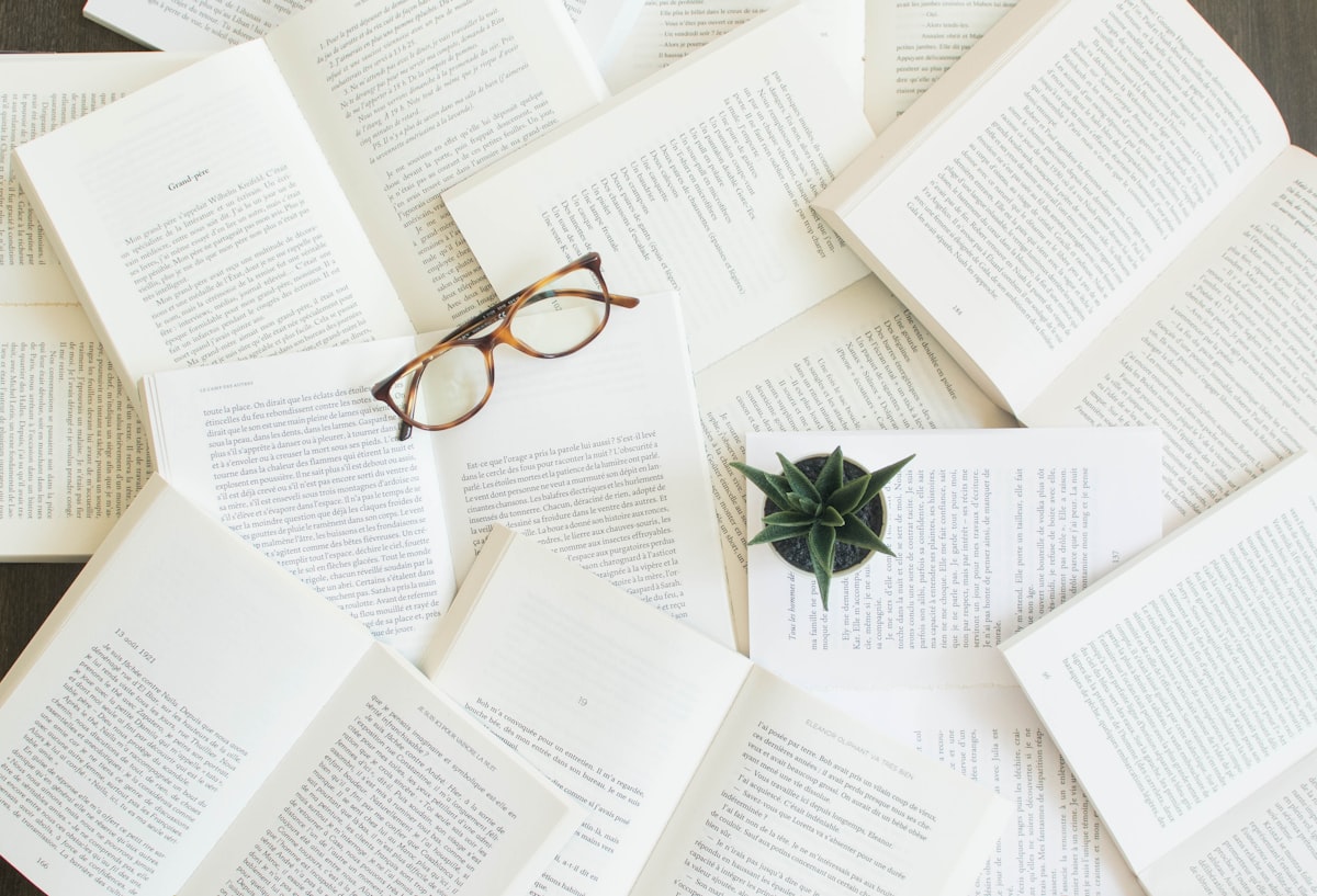 Lesebrille auf aufgeschlagenen Büchern