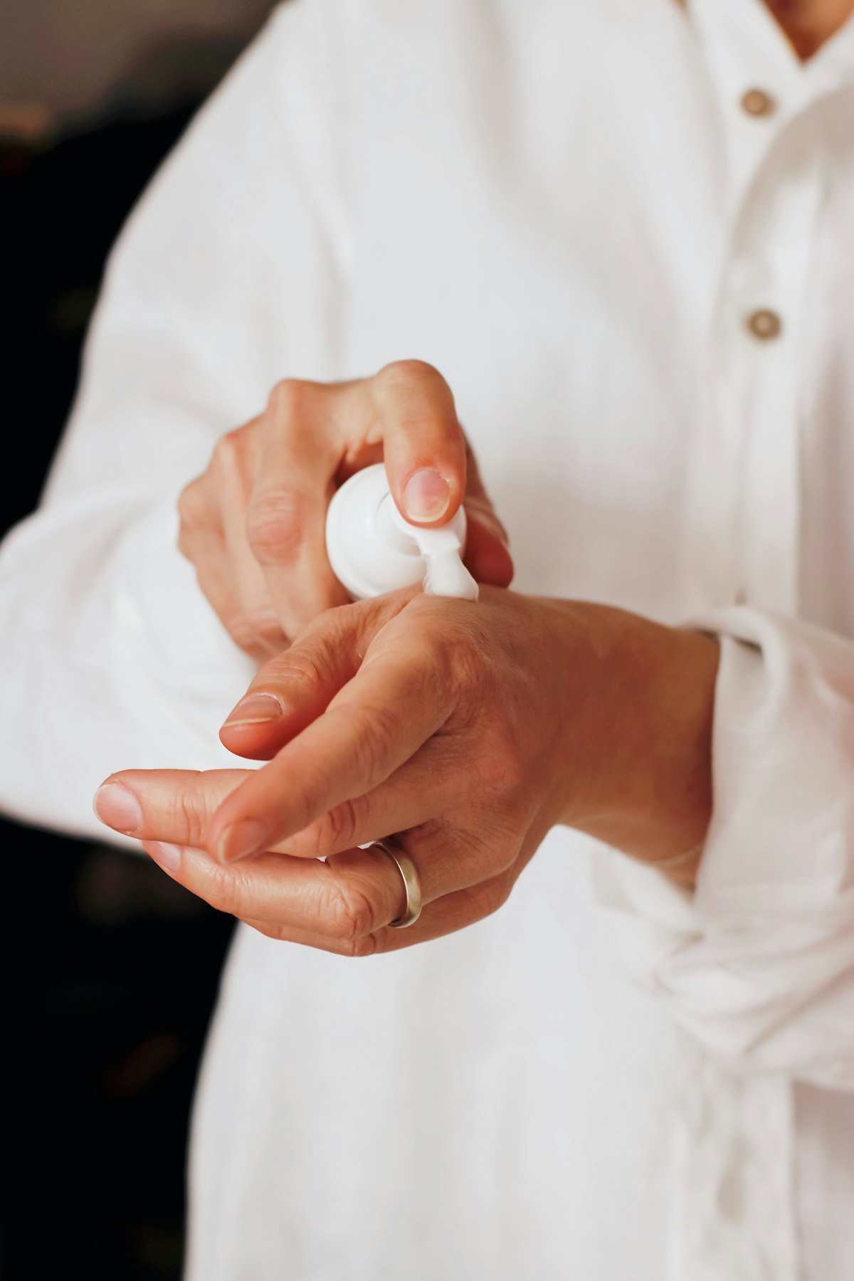 Hände tragen reichhaltige Handcreme auf